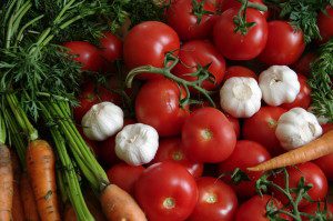 Tomatoes,_carrots,_garlic_ingredients_of_tomatoe_sauce_11.06.2011_13-04-23